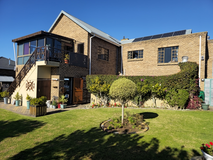 5 Bedroom Property for Sale in Stilbaai Wes Western Cape